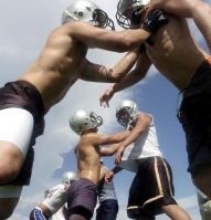 Filename=2_football.jpegFilesize=465KiBDimensions=900x938Date added=Dec 22, 2009 2_football.jpeg