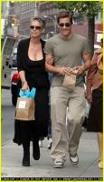 Filename=gyllenhaal-family-walk-13.jpgFilesize=40KiBDimensions=306x532Date added=Jan 29, 2009 gyllenhaal-family-walk-13.jpg