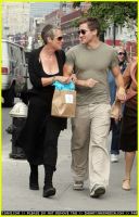 Filename=gyllenhaal-family-walk-14.jpgFilesize=40KiBDimensions=306x475Date added=Jan 29, 2009 gyllenhaal-family-walk-14.jpg