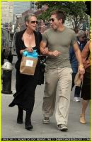 Filename=gyllenhaal-family-walk-15.jpgFilesize=41KiBDimensions=306x468Date added=Jan 29, 2009 gyllenhaal-family-walk-15.jpg