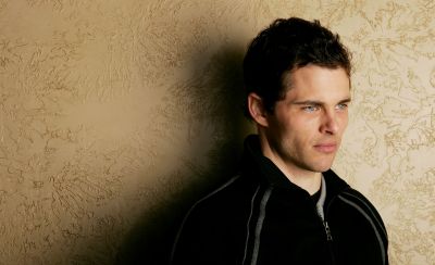 49001 JamesMarsden 652 122 337lo