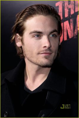 kevin-zegers-runaways-premiere-02