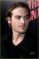 kevin-zegers-runaways-premiere-02.jpg