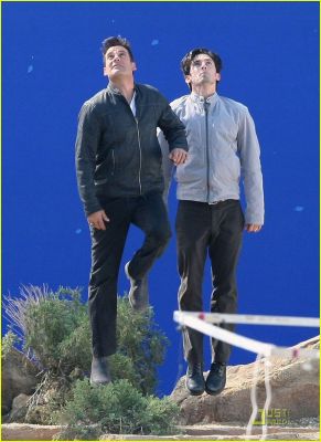 milo-ventimiglia-adrian-pasdar-flying-04