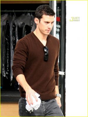 milo-ventimiglia-dry-cleaners-04