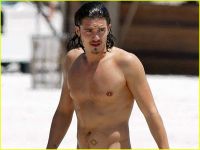 orlando-bloom-swimming.jpg