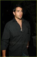 jesse-metcalfe-scorpion-bar-grill-02.jpg