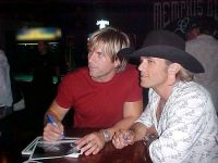 Filename=blue_country_signing_pictur.jpgFilesize=29KiBDimensions=640x480Date added=Sep 03, 2008 blue_country_signing_pictur.jpg
