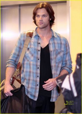 jensen-ackles-jared-padalecki-misha-collins-airport-02