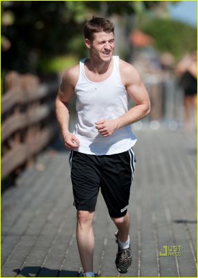 benjamin-mckenzie-tank-top-run-05