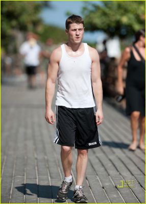 benjamin-mckenzie-tank-top-run-09