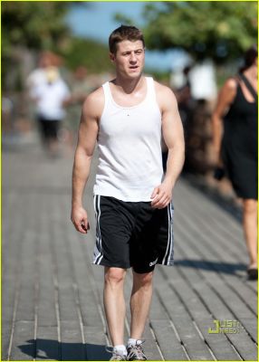 benjamin-mckenzie-tank-top-run-11