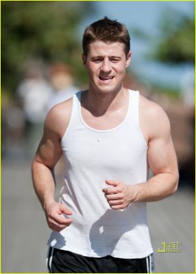 benjamin-mckenzie-tank-top-run-14